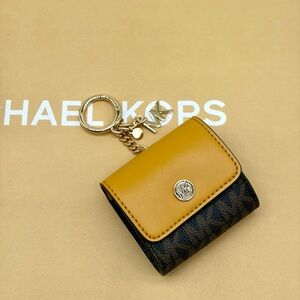 Michael Kors Jet Set Travel AirPod Case